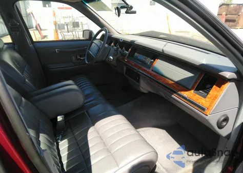 1993 Lincoln Town Car Executive z USA, uszkodzony, nr VIN 1LNLM81W7PY727890